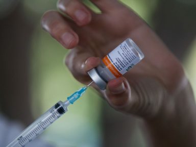 Governadores, Congresso, STF e até setores do governo deixam Bolsonaro falando sozinho: MS anuncia compra de 138 milhões de doses da vacina