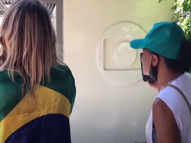Milícia de Bolsonaro faz aglomeração na porta da Rede Globo em Brasília