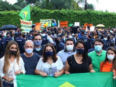 Após ameaçar quem protege população contra Covid-19, Bolsonaro insufla ato contra Ibaneis
