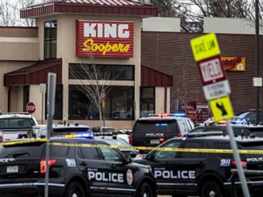 Atirador ensandecido mata 10 em supermercado no Colorado