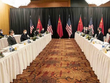 EUA “não dá lição de democracia”, só expõe seu “complexo de superioridade”, diz China