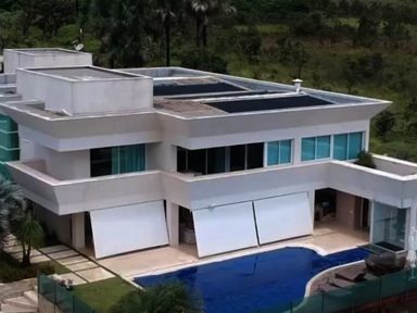 Flávio Bolsonaro mentiu na escritura da mansão de luxo que comprou em Brasília