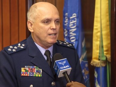 Ao sair, comandante da Força Aérea diz que instituição não servirá à atitude golpista
