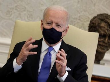 “Pensamento Neandertal”, diz Biden sobre republicanos que revogam uso da máscara