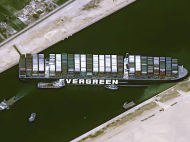 Megacargueiro encalha e bloqueio do Canal de Suez pode durar ‘semanas’