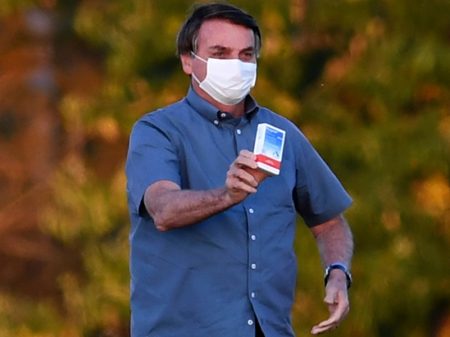 Bolsonaro desviou verba das UTIs e das vacinas para comprar cloroquina