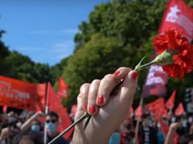 Portugal celebra a Revolução dos Cravos que restaurou a democracia
