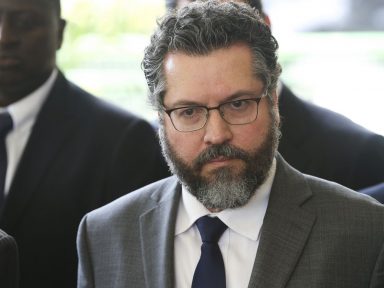 Ernesto Araújo foi um chanceler de “pura submissão automática” a Trump, diz diplomata