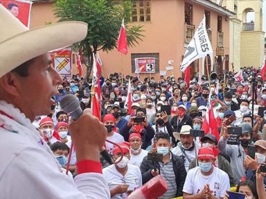 Sindicalista Castillo vence primeiro turno para presidente peruano