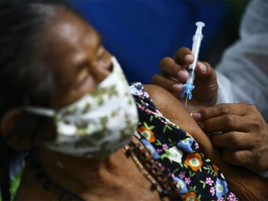 Estudo com 67 mil profissionais de saúde aponta eficácia da CoronaVac contra variante de Manaus