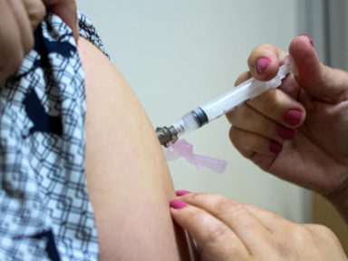 Cidades por todo o país suspendem segunda dose da vacinação por falta de imunizantes