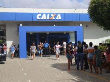 Filas voltam às agências da Caixa no primeiro dia do auxílio mesmo sem saque liberado