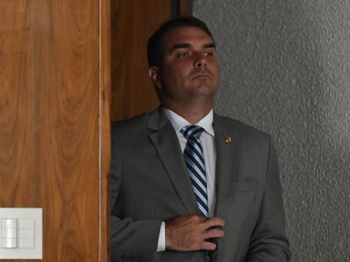 Flávio Bolsonaro diz que vai representar contra Kajuru por suposta quebra de decoro