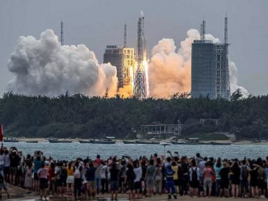 China lança 1º módulo, com 24 toneladas, de sua estação espacial