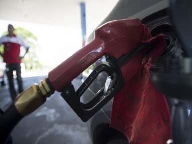 Alta dos combustíveis pelo governo eleva inflação