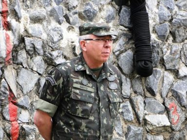 Autoritarismo de Bolsonaro “distanciará mais comandantes e tropas do governo”, diz general Mamede Brito