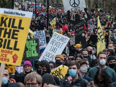 Ingleses tomam as ruas de Londres contra ataque de Boris Johnson ao direito de livre manifestação