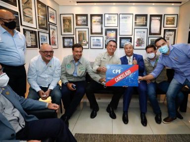 Bolsonaro exibe foto fazendo apologia de grupos de extermínio do Amazonas