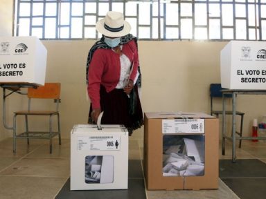 Banqueiro Lasso vence eleições no Equador com recorde de 16% de votos nulos