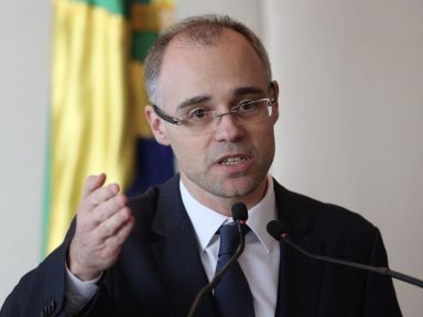 Bolsonaro persegue Boulos por dizer que “a dinastia de Luís XIV terminou na guilhotina”