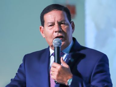 “Em 2060… pô, nós todos já viramos pó”, diz Mourão sobre meta de Bolsonaro para o clima