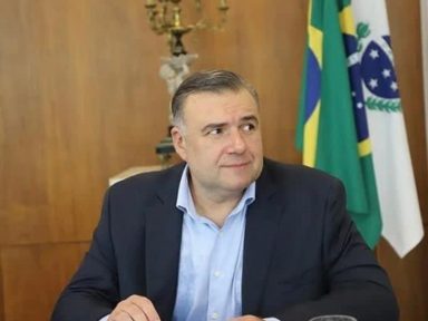 Deputado governista diz que não toma cloroquina “nem que Bolsonaro me aponte o revólver”