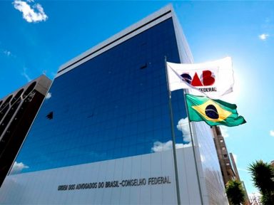 Bolsonaro praticou crimes ao se omitir na pandemia, diz comissão de juristas da OAB