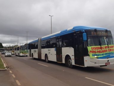 Cobrando vacinação, motoristas de ônibus fazem protesto na Esplanada dos Ministérios