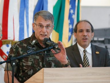 Pujol diz que “Pazuello se ferrou e ferrou o Exército” ao obedecer Bolsonaro, segundo coluna de O Globo