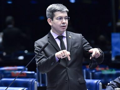 “Bolsonaro é um covarde que tem muito a esconder”, responde o senador Randolfe