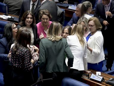 Senadoras se mobilizam contra ameaça de Bolsonaro ao projeto do salário igual entre homens e mulheres