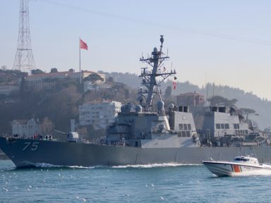 Rússia inicia exercícios no Mar Negro e navios de guerra dos EUA dão meia-volta