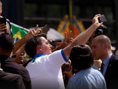 O “espalha-vírus” Bolsonaro encheu o Palácio do Planalto de corona