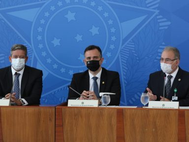 Bolsonaro já desautoriza ministro da Saúde na primeira reunião do Comitê da Covid-19