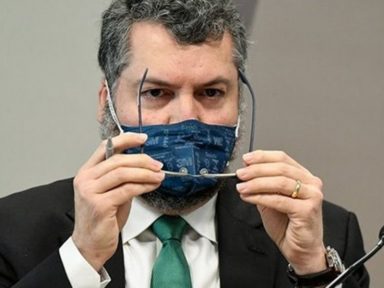 Ernesto Araújo culpou Pazuello pelo pedido de apenas 10% ao Covax Facility
