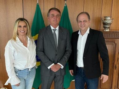 Bolsonaro nomeia esposa de líder do governo em Itaipu na semana em que ele defendeu a cloroquina
