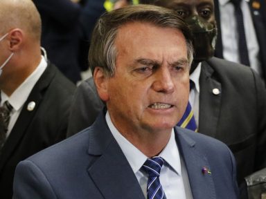 Com 436 mil mortos no país, Bolsonaro chama de “idiotas” os que se protegem do vírus