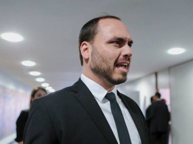 Carlos Bolsonaro critica preço da gasolina usando notícia de 2022 do governo de seu pai