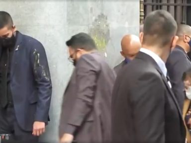 Comitiva de Bolsonaro é alvo de ovos no leilão de privatização da Cedae