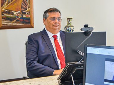 “Sumiram dos perfis bolsonaristas as bandeirinhas dos EUA”, observa Flávio Dino