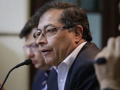 “O governo colombiano dialoga de dia e mata de noite”, denuncia senador Gustavo Petro