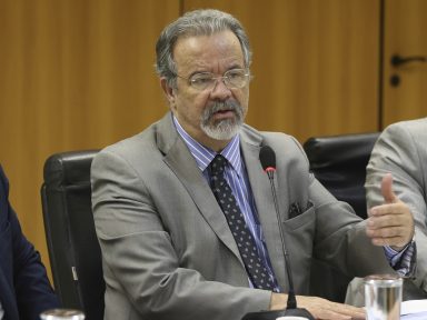 Ex-ministro da Defesa incrimina Bolsonaro e defende punição para Pazuello