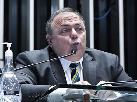 PF vai chamar Pazuello para explicar reunião com Bolsonaro
