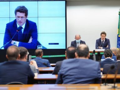 Salles desinforma e foge à resposta sobre notícia-crime em audiência