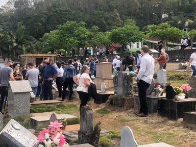 Vítimas de ataque a creche em Santa Catarina são sepultadas em Saudades
