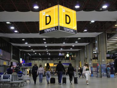 Anvisa permitiu que infectado com cepa indiana circulasse por dois estados após testar positivo