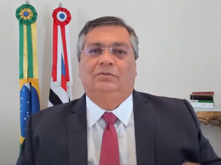 Bolsonaro age como “quadrilheiro” ao espalhar fake news contra governadores, diz Flávio Dino