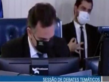 Inquérito conclui que assessor fez gesto racista, mas Bolsonaro o mantém no cargo