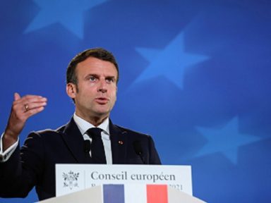 Macron questiona sanções contra Rússia e pede “diálogo estratégico”