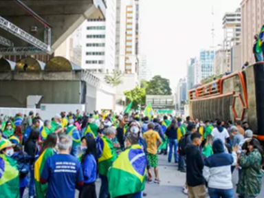 Em novas aglomerações vazias, espalha-vírus de Bolsonaro clamam por aventura golpista